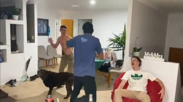 Vriendschappelijke slappingwedstrijd loopt niet goed af voor deze gespierde spijker