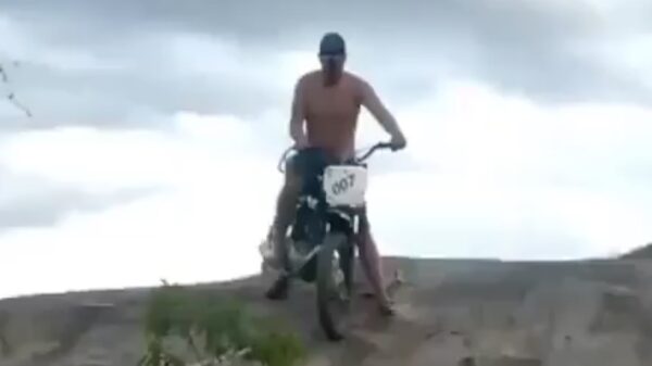 Steil hellinkje met de crossmotor pakken