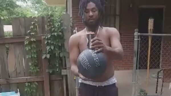 Een nieuw slachtoffer van de basketbal & blikje-challenge