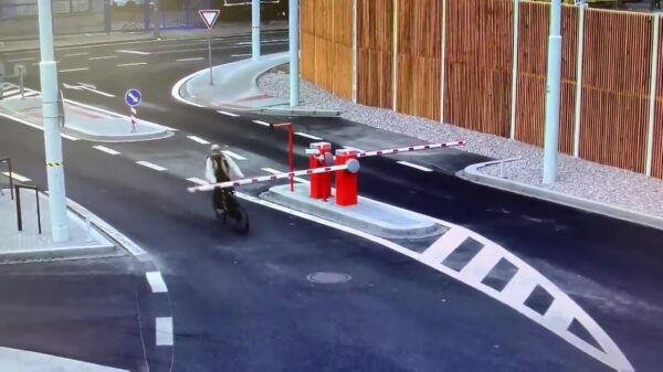 Slagboom lijkt voor blinde fietser ineens uit het niets te verschijnen