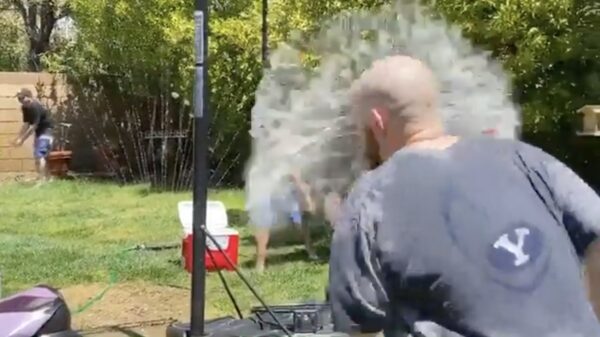 Papa krijgt een waterballon vol op z'n bakkes gegooid