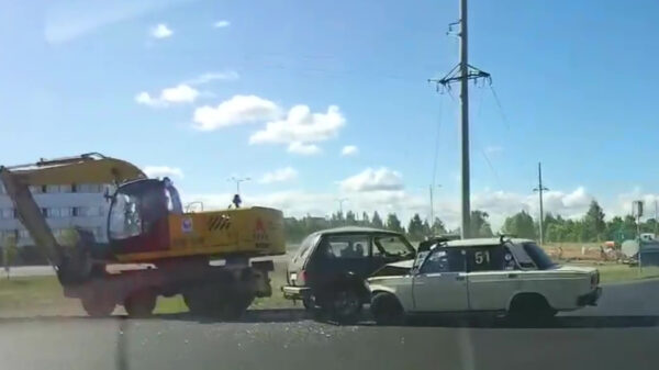 Ladabestuurder heeft een beetje moeite met oversteken