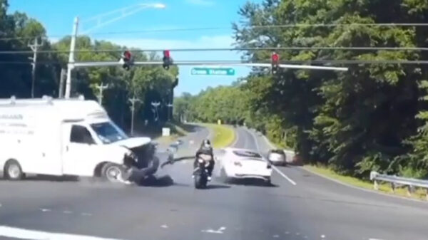 Motorrijder komt gi-gan-tisch goed weg tijdens close call du jour