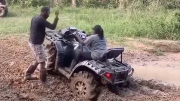 Saai ATV-ritje in de natuur eindigt toch behoorlijk spectaculair