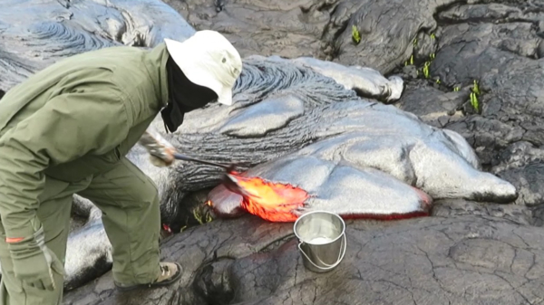 Vulkaanscheppert komt even een emmertje gloeiendhete lava halen voor onderzoek