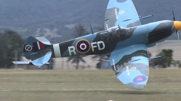 Spitfire heeft problemen bij het opstijgen en maakt een prima buikschuiver