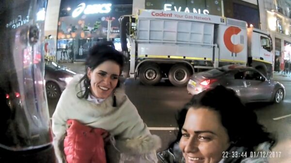 Dronken Engels trutje trolt motorrijder en springt zonder toestemming achterop