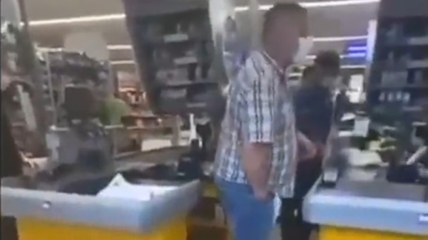 Supermarktgevecht wordt door een klap met een worst opgelost