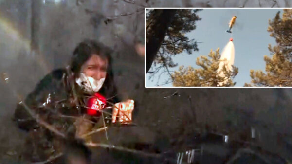 Turkse journalist krijgt lading bluswater over zich heen tijdens live verslag