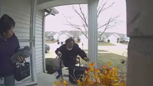 Oh lord heb genade: bejaarde Bobbi heeft de nodige moeite met trapje