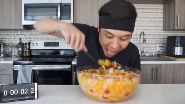 Wedstrijdeter Matt Stonie doet gezond en schrokt 10 blikken fruitsalade naar binnen