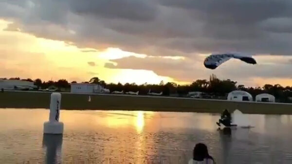 Parachutist komt mokerhard op het water terecht