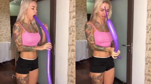 Blondine gaat extreem diep met een ballon