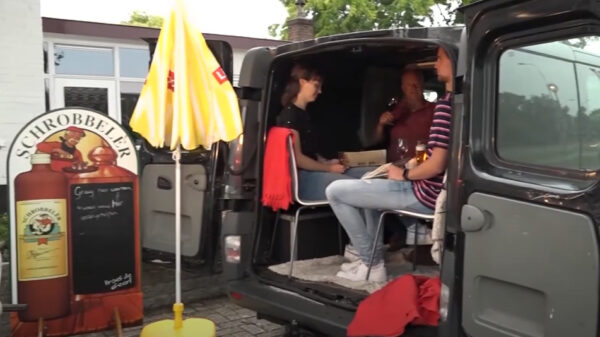 Slimme ondernemer zet sloopauto's op zijn caféterras om coronaregels te omzeilen