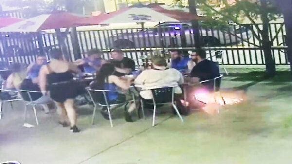 Dwaas gooit vuurwerk naar groepje etende mensen op het terras