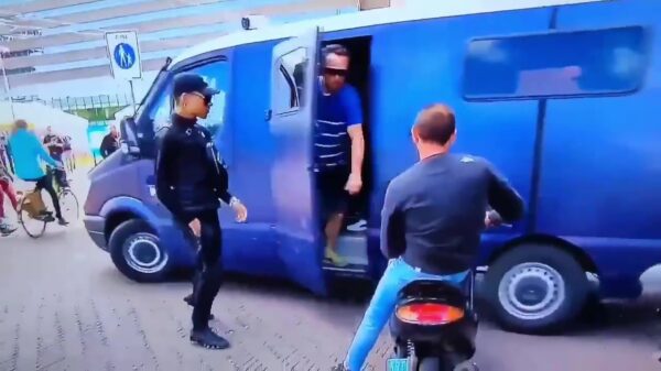 Supersympathieke ME'ers delen scooters uit in Den Haag