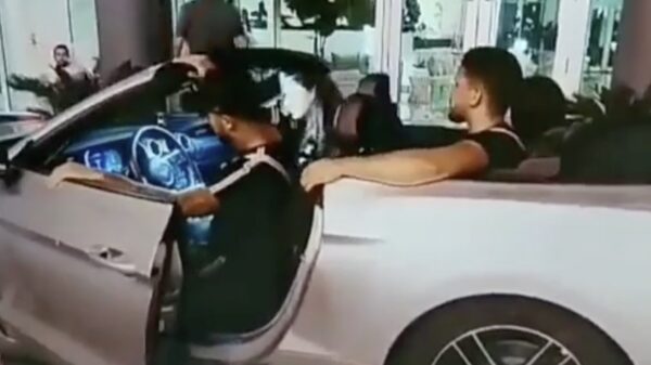 Tip: hou je handen binnenboord als je in een cabrio zit