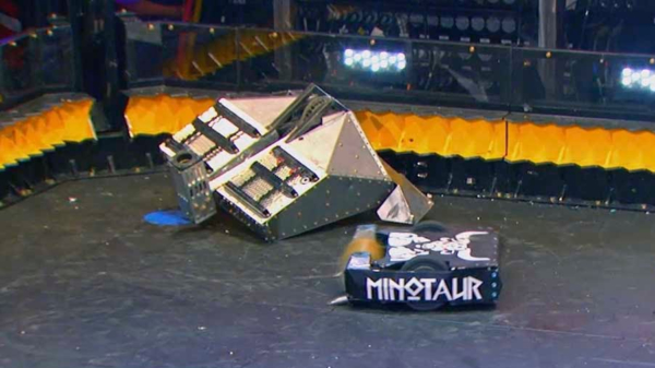 Even lekker oldschool BattleBots kijken: Blacksmith vs. Minotaur