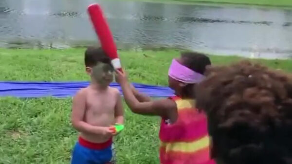 Jongedame met knuppel heeft de verkeerde piñata te pakken