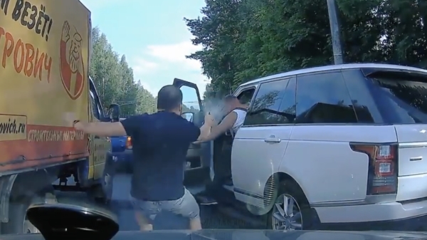 Russische malloot trekt pistool als hij wordt gepeppersprayed tijdens road rage