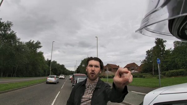 Motorinstructeur krijgt tijdens rijles met een agressieve hufter te maken