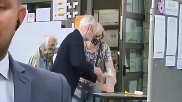 Poolse opa moet nog wat wennen aan desinfecterende handgel