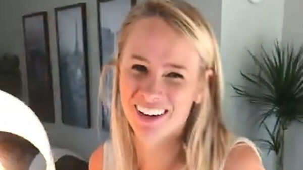 Goedgelovig blondje wordt geprankt met flauwe ei-grap