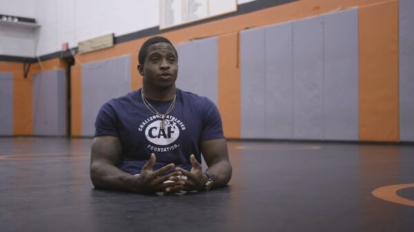 De wilskracht van deze worstelaar zonder onderlichaam is bewonderenswaardig