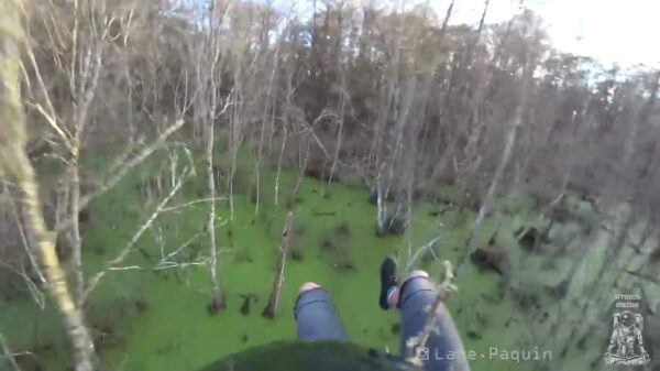 Parachutespringers maken keiharde crashlanding in Amerikaans moeras