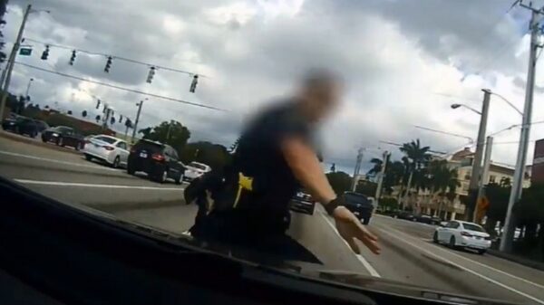 Politieagent let niet goed op tijdens het oversteken en wordt ondersteboven gereden