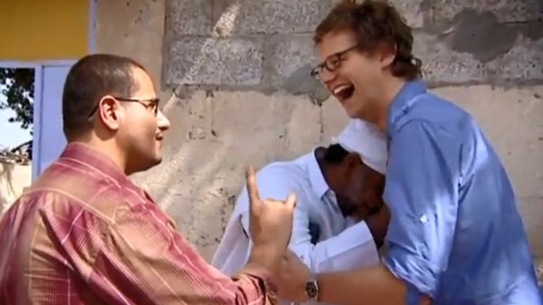 Ouwe snoepert met 84 koters en 17 vrouwen lacht verslaggever met slechts 1 vrouw uit