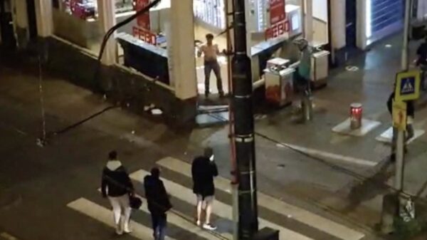 Allahu akbar-roepende 'verwarde man' sloopt Febo in Amsterdam