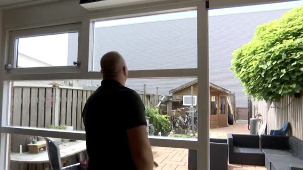 WHUT: man in Dordrecht krijgt 9 meter hoge loods achter zijn tuin gebouwd