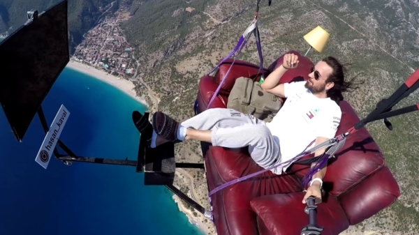 Paraglider houdt ervan om tijdens zijn vlucht een filmpje te pakken