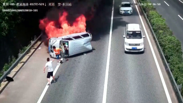 Dappere automobilist redt 3 mensen uit brandende auto in Zuidwest-China