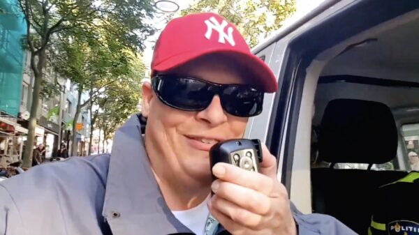 Udo pakt zijn momentje via megafoon van politiebusje