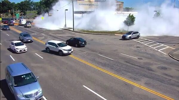 Automobilist wordt bij benzinestation getrakteerd op een verfrissende douche