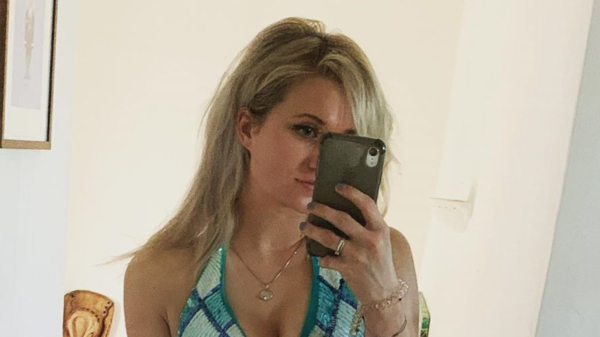 Britt Dekker heeft zin in de zomer en trekt haar bikini weer uit de kast