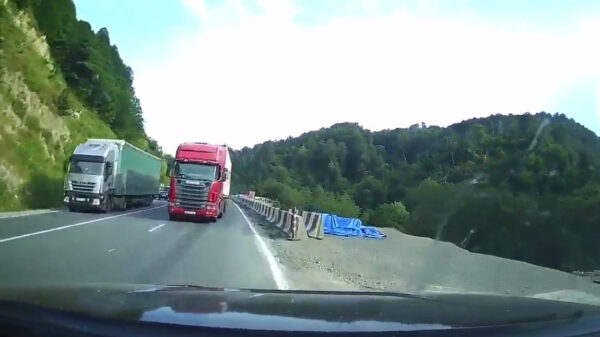 Inhalende vrachtwagen zorgt voor de close call van de dag