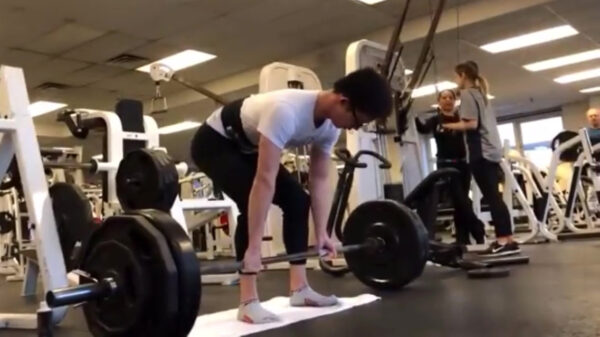 Karen wil graag dat je je gewichten zachtjes neerlegt