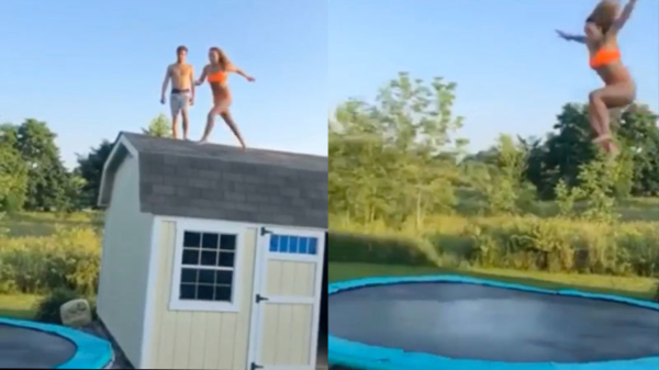 Vrouw van rubber springt via een trampoline het zwembad in
