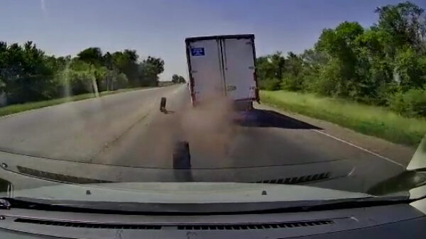 Als de voorliggende vrachtwagen een wiel verliest heb je een flink probleem