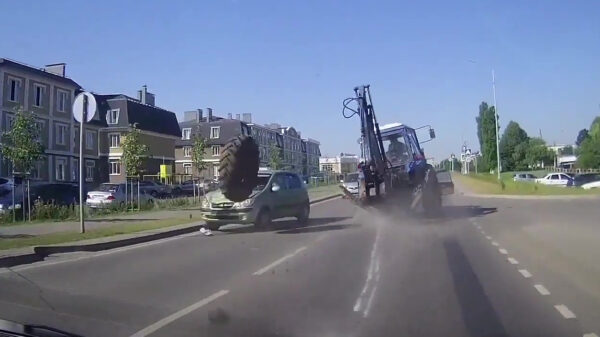 Tractorwiel gaat zijn eigen weg en sloopt twee auto's