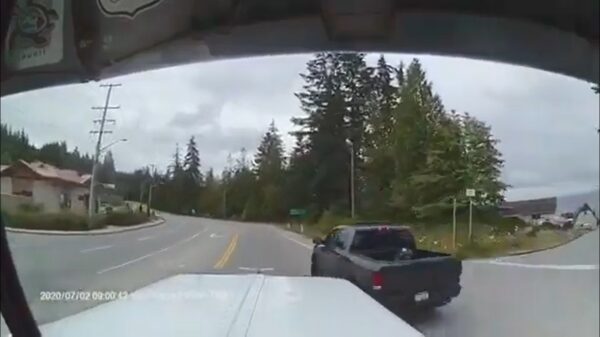 Pickupbestuurder krijgt te maken met moedertje karma na een belachelijke inhaalactie