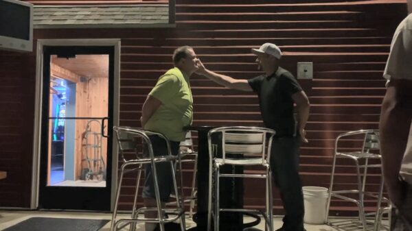 Hulk slaat zijn mattie met een keiharde pompoenklapper tegen de vlakte