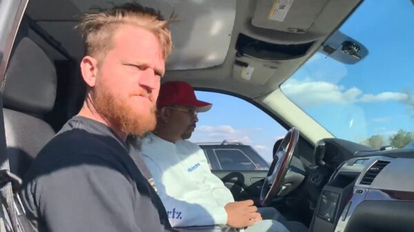 Voorruit van auto trilt kapotstuk dankzij knetterluide geluidsinstallatie