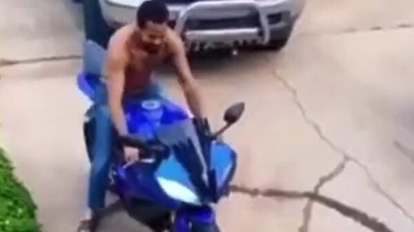 Stuntpiloot wheeliet zijn motor de garage in