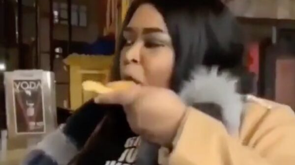 Held redt gezette dame met pizza van een gewisse dood