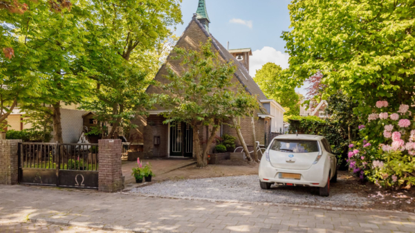 Koop dan: een supervet verbouwde kerk in Beverwijk