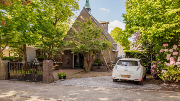 Koop dan: een supervet verbouwde kerk in Beverwijk